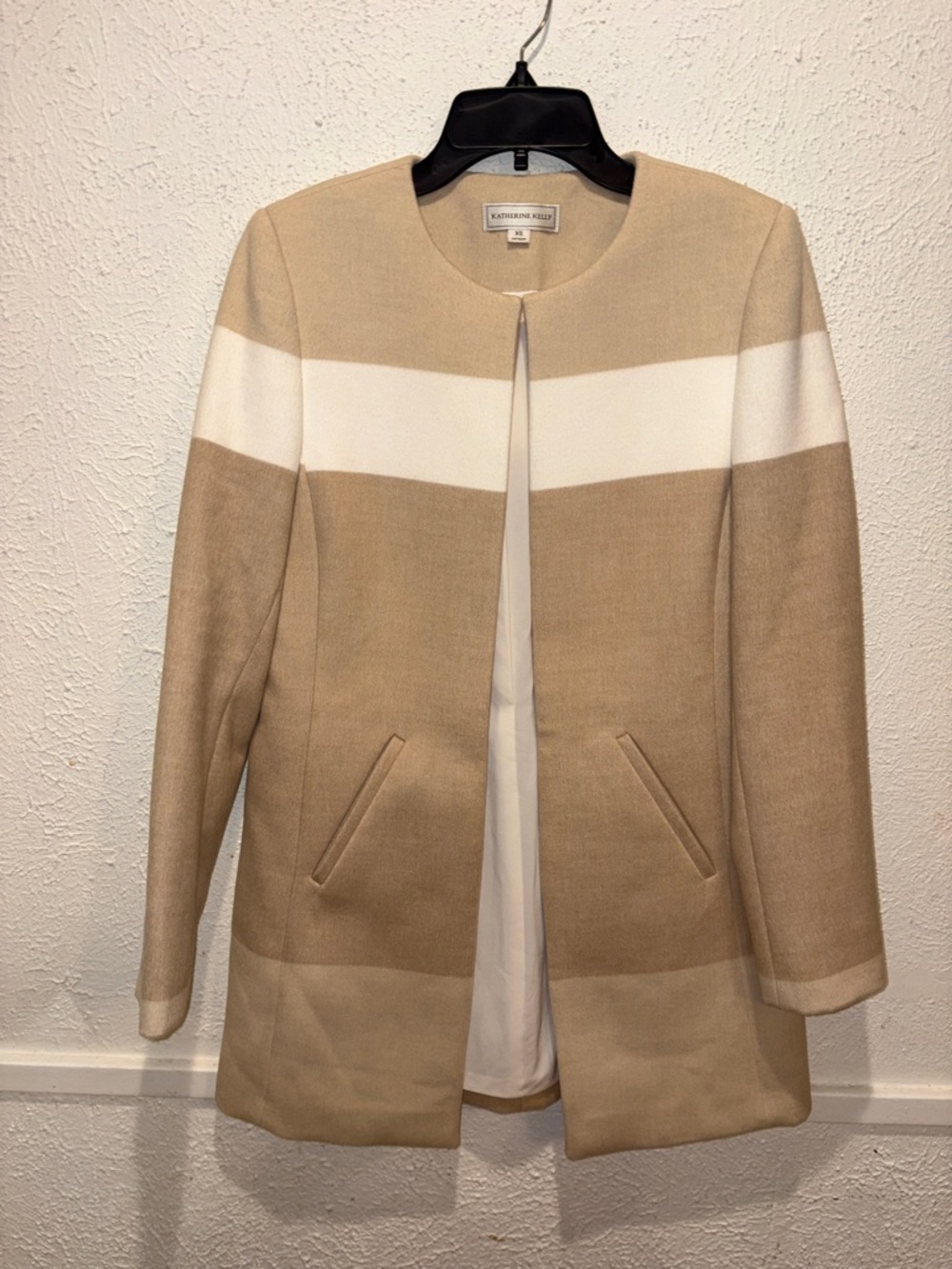 Katherine Kelly Tan & White Colorblock Collarless Blazer